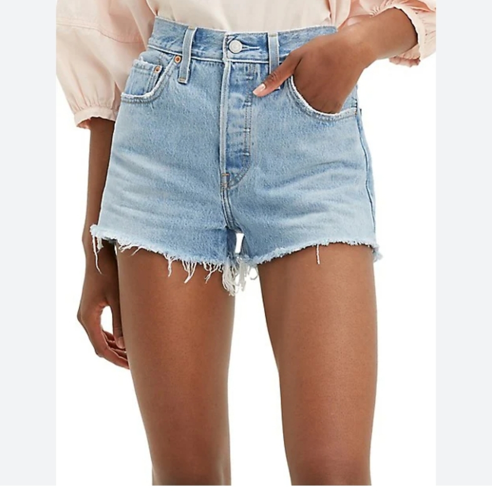 Levis light wash 501 jean shorts size 26